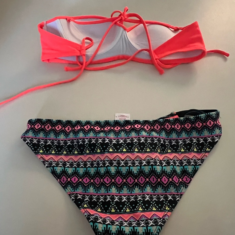 Bikini - Picture 3 of 4